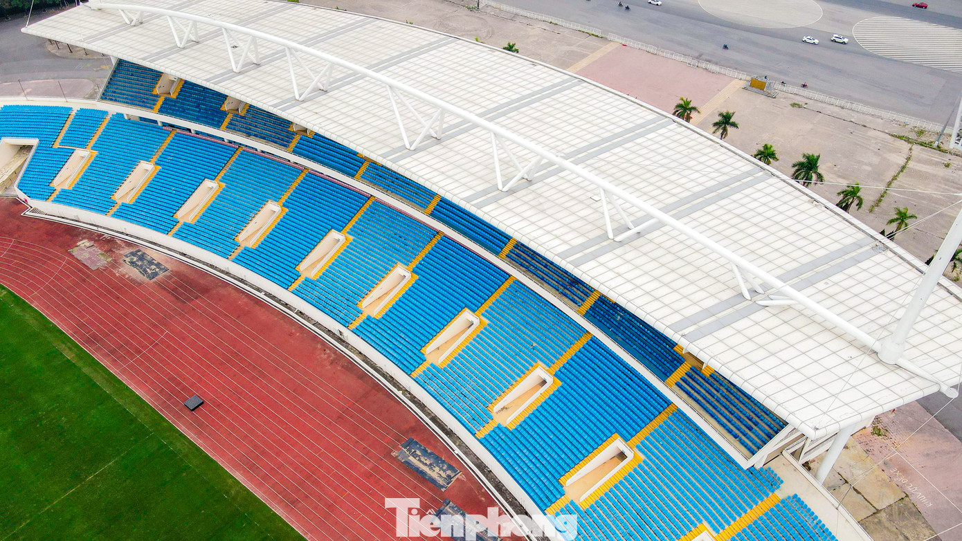 Theo đại diện ban quản lý sân Mỹ Đình, thuốc trị giun và trị nấm mốc cũng được phun định kỳ để cỏ phát triển một cách tốt nhất. Chi phí trong việc cung cấp dinh dưỡng cho mặt cỏ (phân bón, thuốc trị giun, nấm...) rất cao nhưng buộc phải làm để cải tạo mặt sân được tốt nhất.