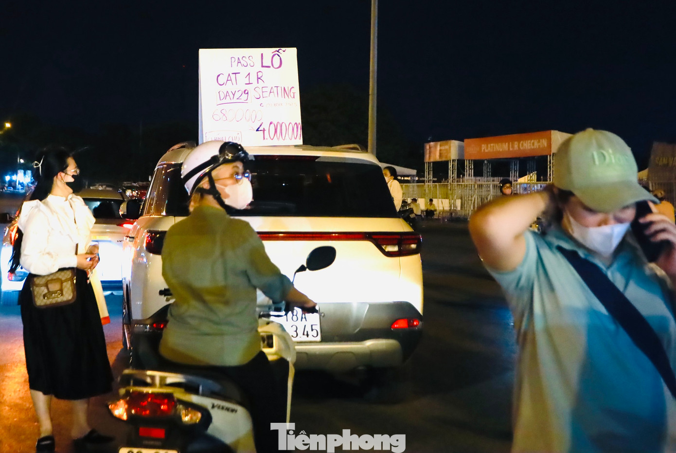 Cùng với việc đổi từ vé điện tử sang vòng tay để tham gia 2 đêm diễn concert, ghi nhận vào tối ngày 26/7 tại SVĐ Mỹ Đình, khá đông người đã giao bán chuyển nhượng lại vé thấp hơn giá gốc khá nhiều.