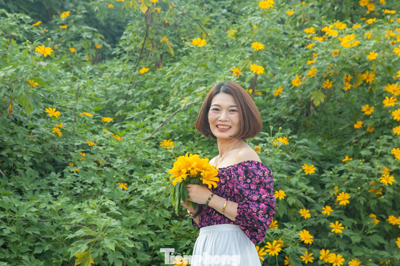 Hoa nở dày đặc bên những cây cầu gỗ chênh vênh tạo nên không gian thơ mộng, "đứng góc nào cũng ra ảnh đẹp", bạn Ái Duyên chia sẻ