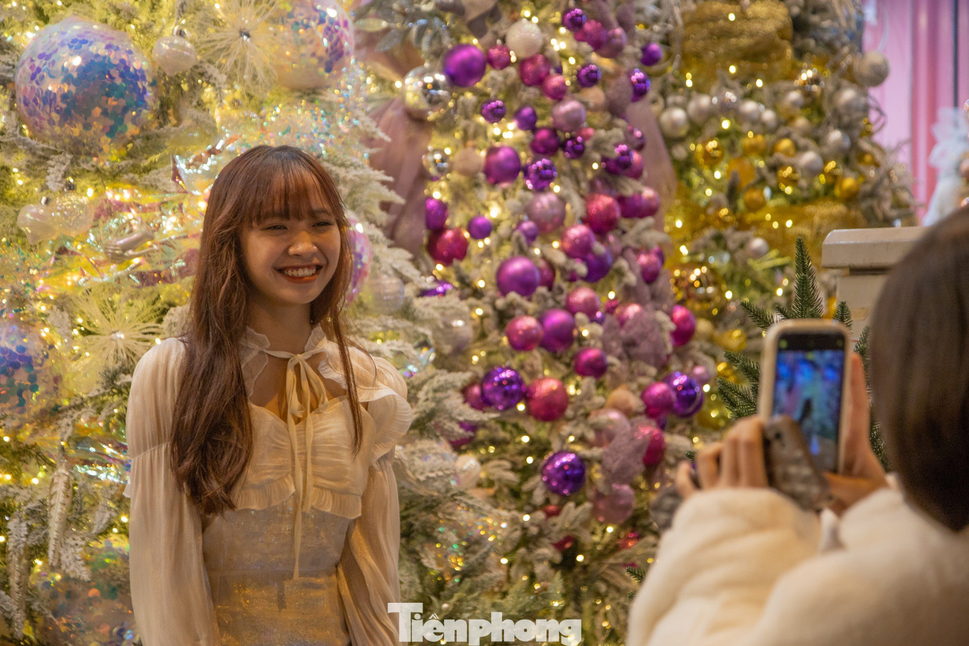 Tranh thủ những ngày vắng vẻ, các bạn trẻ nô nức rủ nhau lên phố chụp ảnh lưu giữ những khoảnh khắc của mùa Giáng sinh 2023.