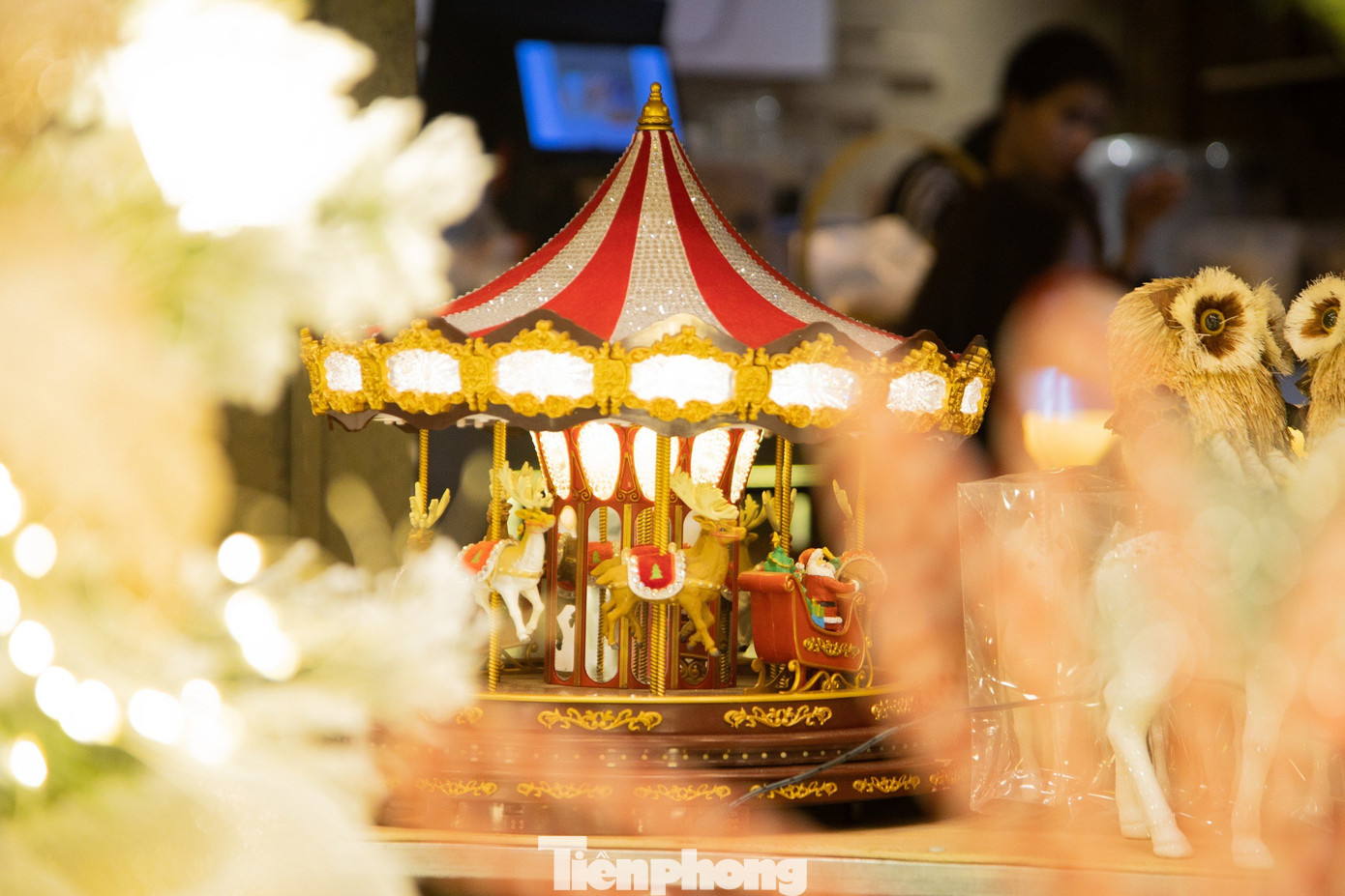 Các món đồ trang trí Giáng sinh năm nay đa dạng về mẫu mã và giá cả. Người tuyết và cây thông Noel, chú lính chì... được thiết kế rất đẹp với đủ kích cỡ, là mặt hàng yêu thích thu hút người tiêu dùng.