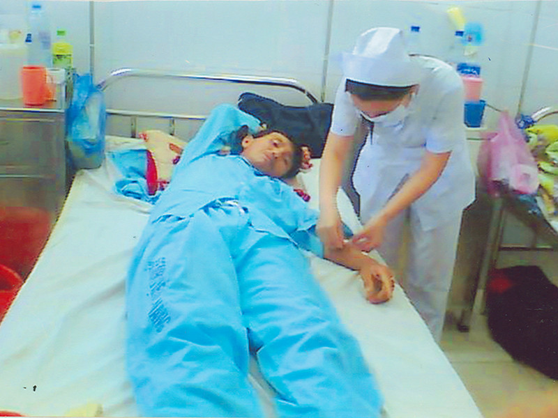 Anh Điệp điều trị tại Bệnh viện Đà Nẵng. Ảnh: V.C