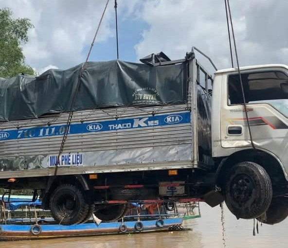 Trước đó, như Tiền Phong đã đưa tin, vào khoảng 8h30 ngày 13/10, tài công Nguyễn Phú Quý (27 tuổi, ngụ xã Hiệp Đức, huyện Cai Lậy, tỉnh Tiền Giang) điều khiển chiếc phà mang biển số tỉnh Tiền Giang di chuyển trên một nhánh của sông Tiền từ phía bờ cù lao Tân Phong qua xã Hiệp Đức, huyện Cai Lậy.