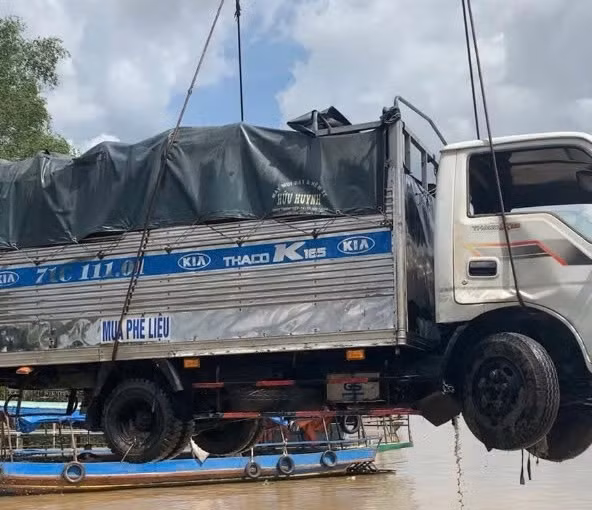 Trước đó, như Tiền Phong đã đưa tin, vào khoảng 8h30 ngày 13/10, tài công Nguyễn Phú Quý (27 tuổi, ngụ xã Hiệp Đức, huyện Cai Lậy, tỉnh Tiền Giang) điều khiển chiếc phà mang biển số tỉnh Tiền Giang di chuyển trên một nhánh của sông Tiền từ phía bờ cù lao Tân Phong qua xã Hiệp Đức, huyện Cai Lậy.