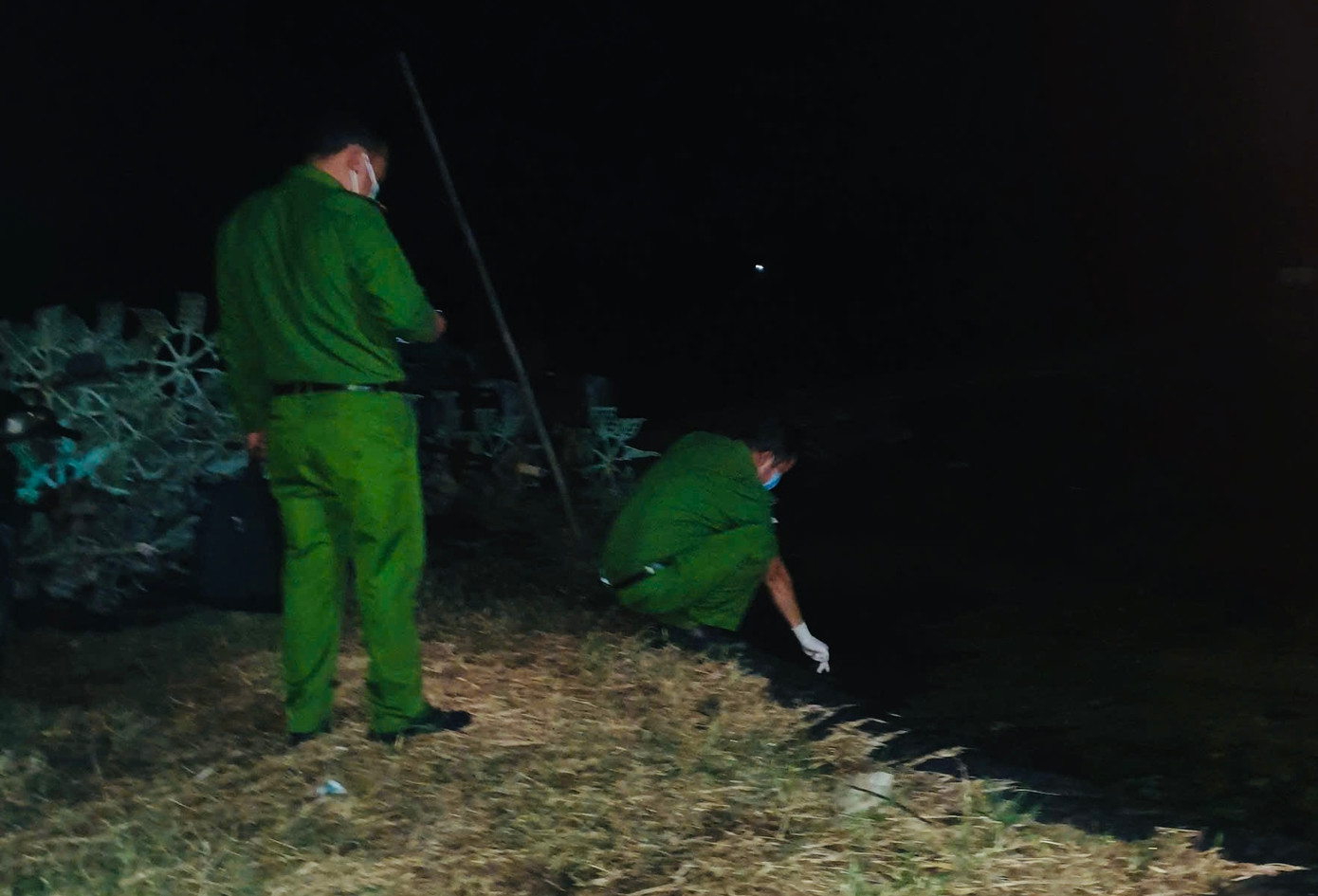 Cơ quan chức năng khám nghiệm hiện trường vụ án mạng.