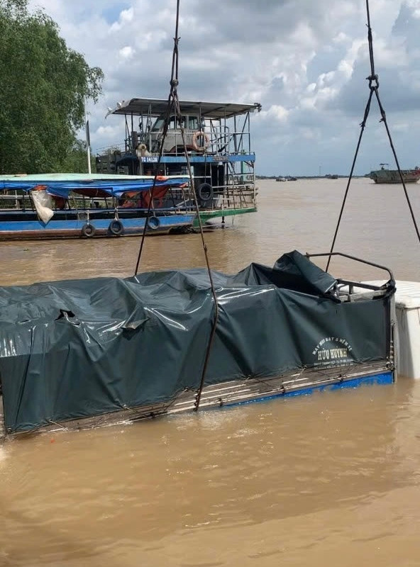 Khi chiếc phà này đến cách bờ sông khoảng 30 mét thì chiếc xe ô tô tải do tài xế Cao Thanh Sơn (43 tuổi, ngụ xã An Phú, huyện Long Hồ, tỉnh Vĩnh Long) cầm lái vận chuyển 1,3 tấn phế liệu bất ngờ lao về phía trước mũi phà và rơi xuống sông.