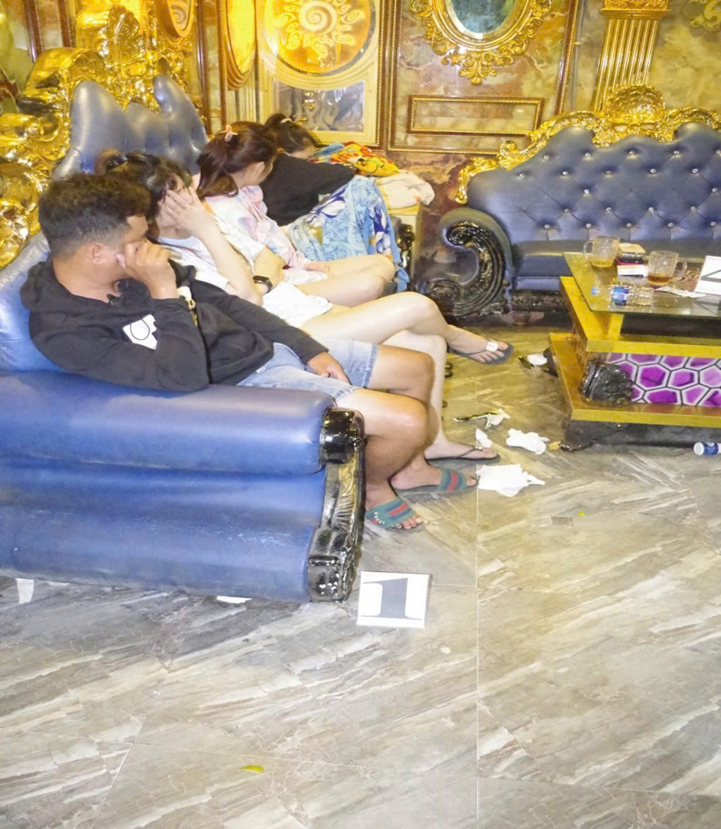 Các đối tượng bị lực lượng công an tạm giữ sau khi test nhanh có kết quả dương tính với ma tuý- ảnh Tấn Minh