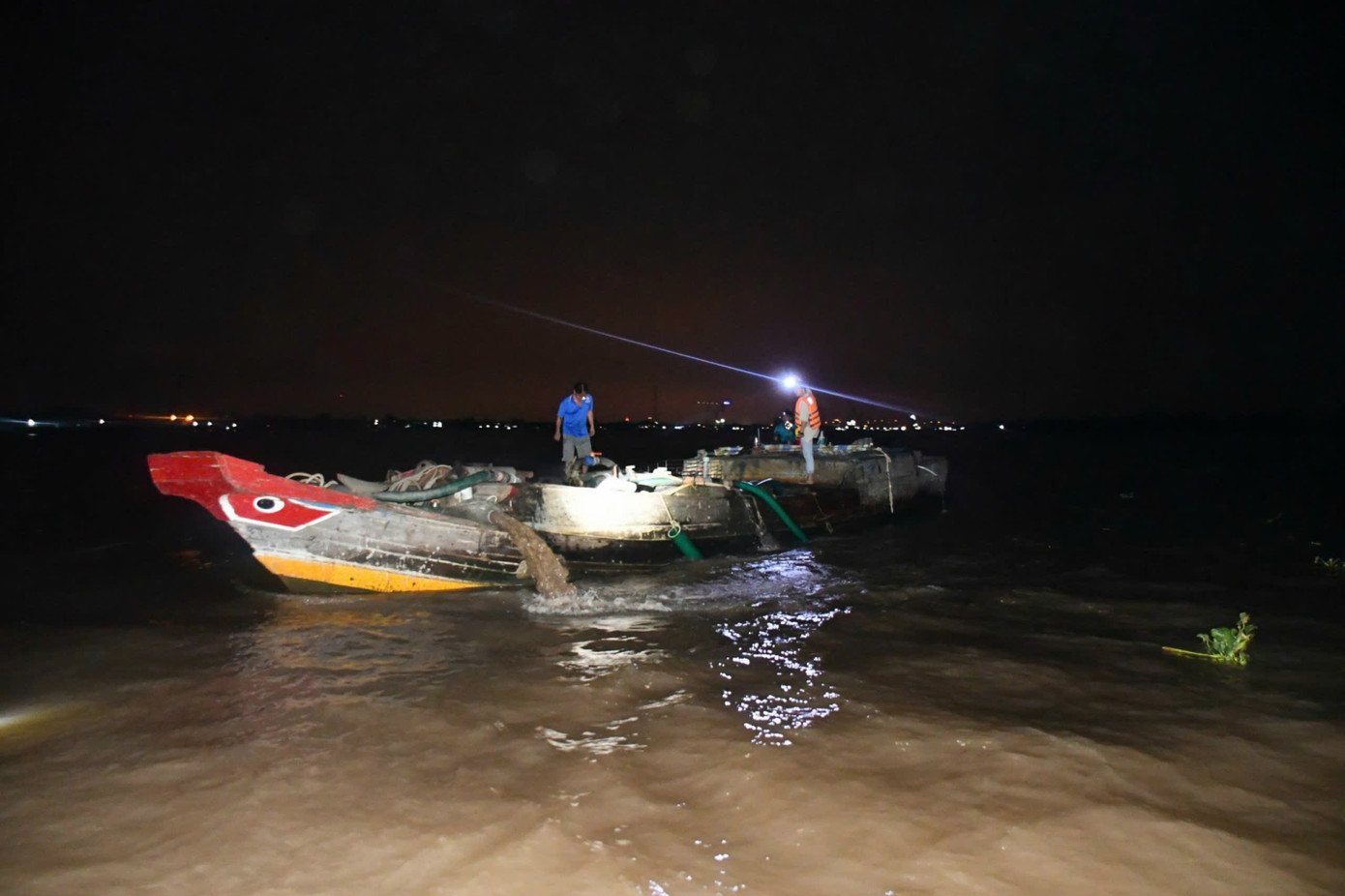 Lực lượng công an bắt quả tang các đối tượng khai thác cát trái phép. Ảnh: Tấn Minh Lực lượng công an bắt quả tang các đối tượng khai thác cát trái phép. Ảnh: Tấn Minh