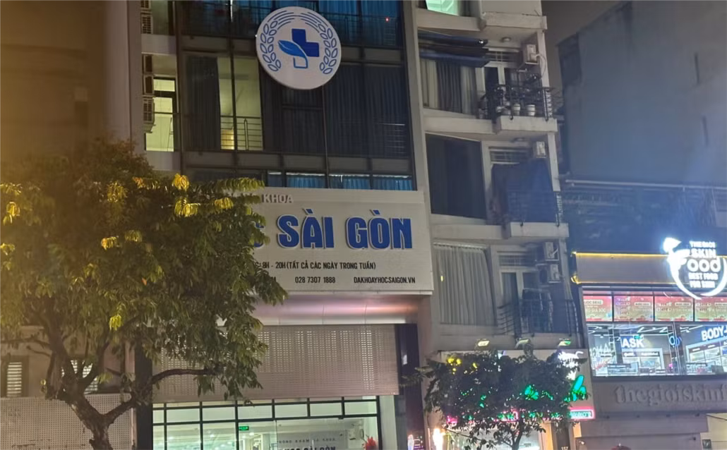 Phòng khám Y học Sài Gòn thuộc Công ty TNHH MTV Dịch vụ Y tế Y học Sài Gòn có dấu hiệu giữ người bệnh để “vẽ bệnh, moi tiền” tại thời điểm đoàn kiểm tra lúc 18h30 ngày 19/09/2023.