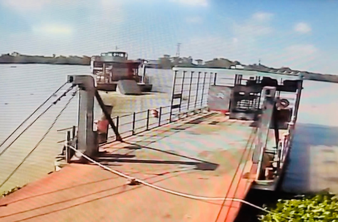 Lúc này trên xe ô tô tải có tài xế Sơn và anh Lê Hoàng Em, Hồ Văn Đại. Tất cả đã nhanh chóng thoát khỏi xe, bơi vào bờ an toàn. Hình ảnh chiếc xe tải rơi xuống sông Tiền được camera ghi lại