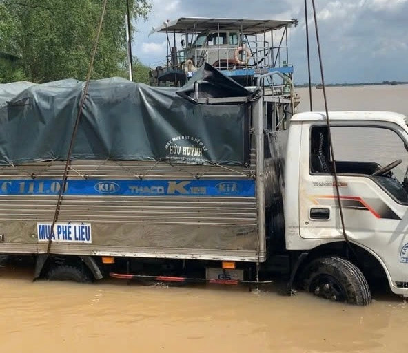 Chiều 14/10, chiếc xe tải bị rơi xuống sông Tiền khi gần đến bến phà Tân Phong - Hiệp Đức đã được lực lượng chức năng trục vớt thành công.