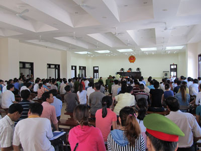 Đông đảo nạn nhân đi dự tòa.