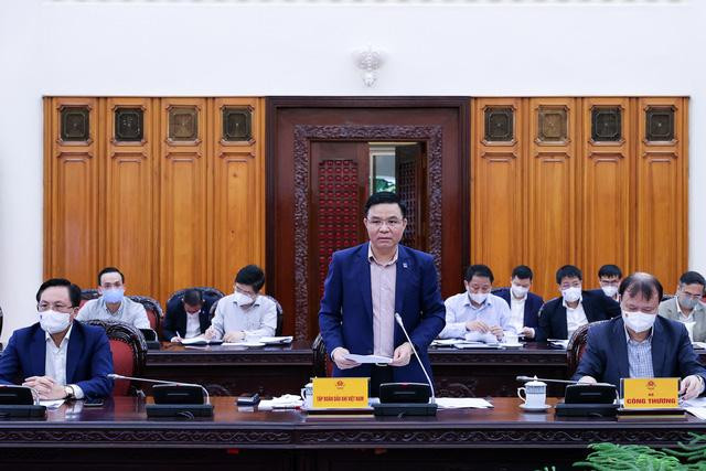 Ông Lê Mạnh Hùng, Phó Tổng Giám đốc Tập đoàn Dầu khí Việt Nam báo cáo tình hình sản xuất dầu khí 2 tháng đầu năm - Ảnh: VGP/Nhật Bắc