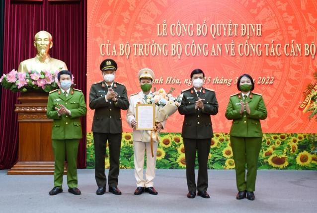 Lãnh đạo Công an tỉnh Thanh Hóa chúc mừng Thượng tá Nguyễn Hữu Mạnh. Lãnh đạo Công an tỉnh Thanh Hóa chúc mừng Thượng tá Nguyễn Hữu Mạnh.
