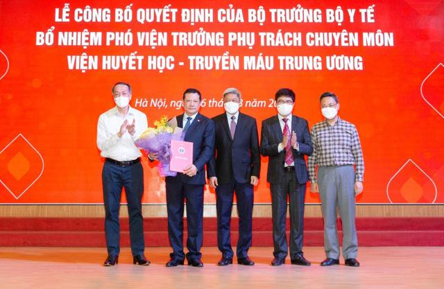 Thứ trưởng Nguyễn Trường Sơn trao quyết định bổ nhiệm và chúc mừng ông Vũ Đức Bình. Ảnh Chinhphu.vn
