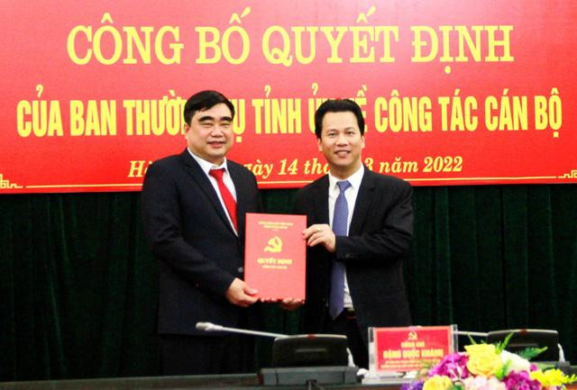 Bí thư Tỉnh ủy Hà Giang Đặng Quốc Khánh trao quyết định điều động, bổ nhiệm ông Hoàng Đình Phới giữ chức vụ Trưởng Ban Nội chính Tỉnh ủy Hà Giang.