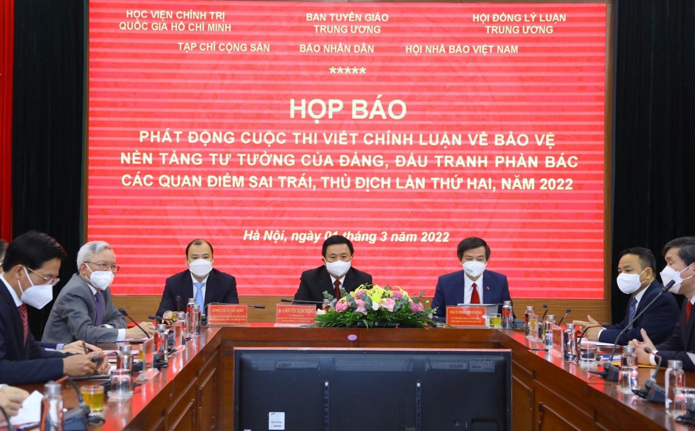 Các đại biểu tham dự buổi họp báo phát động cuộc thi viết về bảo vệ nền tảng tư tưởng của Đảng lần thứ 2