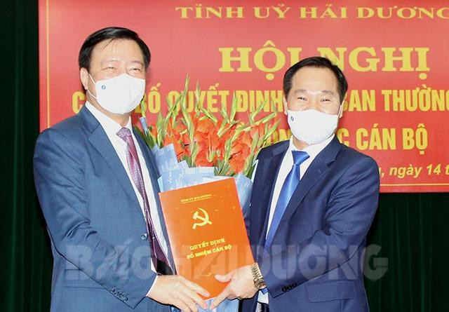 Bí thư Tỉnh ủy Hải Dương Phạm Xuân Thăng trao quyết định điều động, bổ nhiệm ông Nguyễn Hữu Thông giữ chức Chánh Văn phòng Tỉnh ủy Hải Dương.