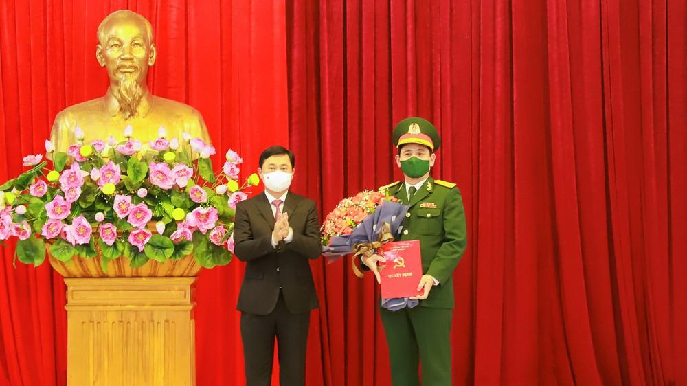Bí thư Tỉnh ủy Nghệ An Thái Thanh Quý trao Quyết định và tặng hoa chúc mừng Thượng tá Phan Đại Nghĩa. Ảnh: Thành Duy