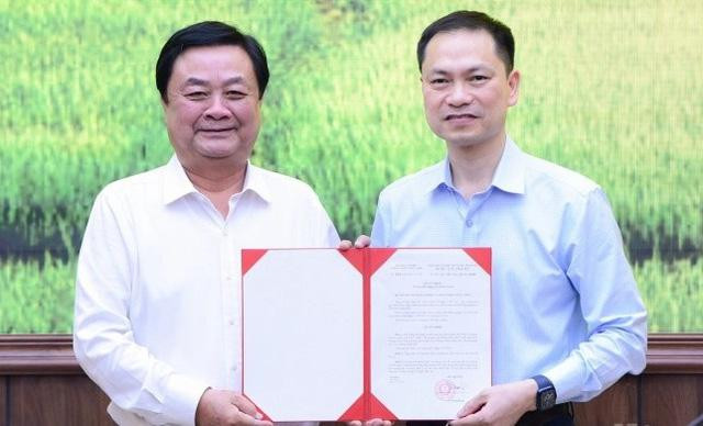 Bộ trưởng Lê Minh Hoan trao quyết định bổ nhiệm cho ông Ngô Trường Sơn.