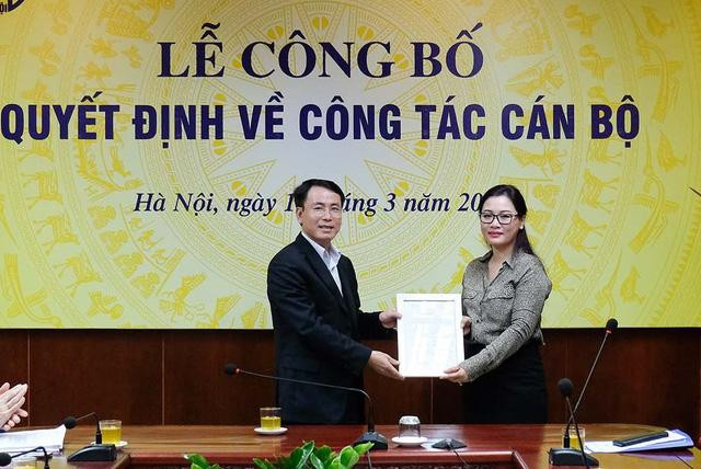 Phó Chủ tịch UBND thành phố Hà Nội Nguyễn Trọng Đông trao quyết định bổ nhiệm bà Lê Anh Thư giữ chức Phó Giám đốc Sở Tài nguyên và Môi trường thành phố Hà Nội.