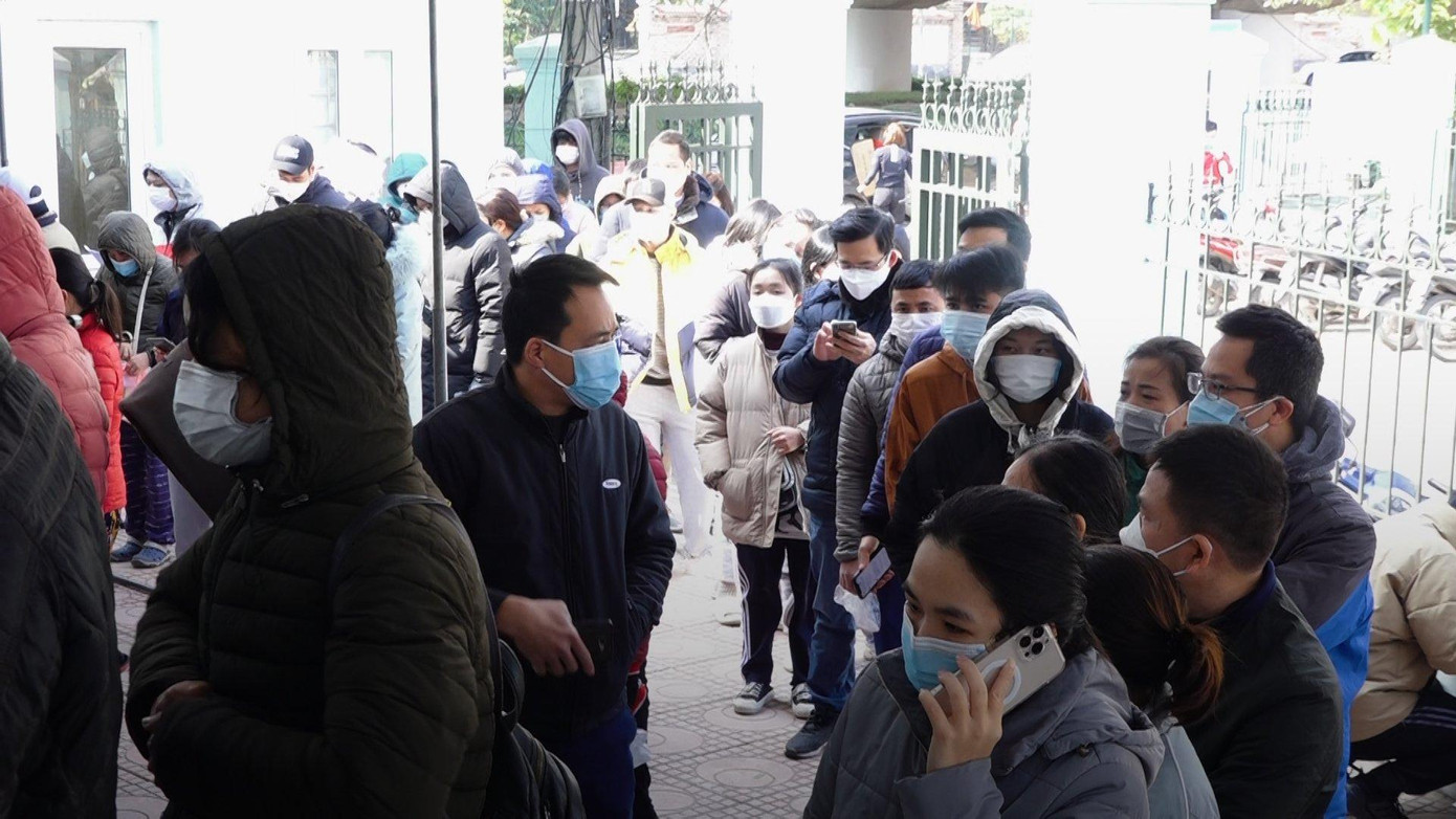 F0 xếp hàng chờ test nhanh tại trạm y tế. Ảnh: Nguyễn Ngoan