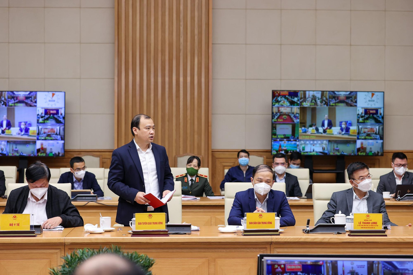 Các đại biểu tham dự và phát biểu tại cuộc họp. Ảnh Nhật Bắc