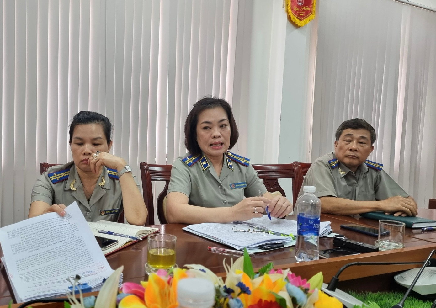 Bà Nguyễn Thị Phương Lan ngồi giữa trong một buổi làm việc với báo chí liên quan đến vụ việc nói trên