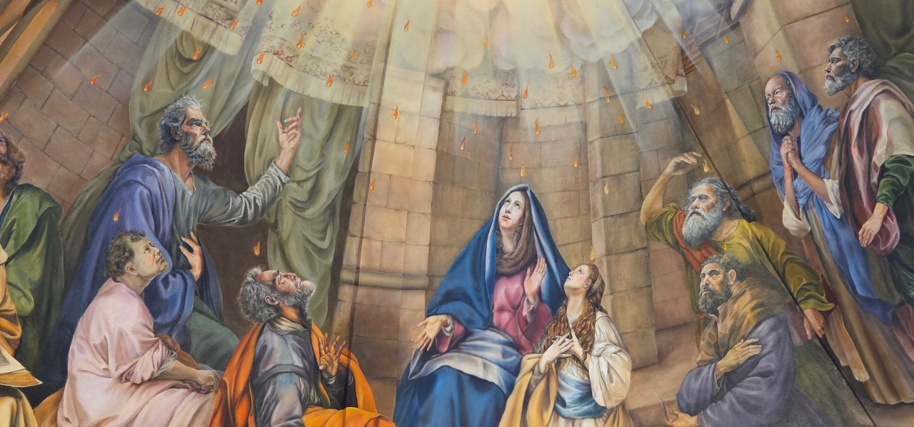 Điều đặc biệt, những bức hoạ trên trần của ngôi thánh đường do một giáo dân tự tay vẽ và cung hiến