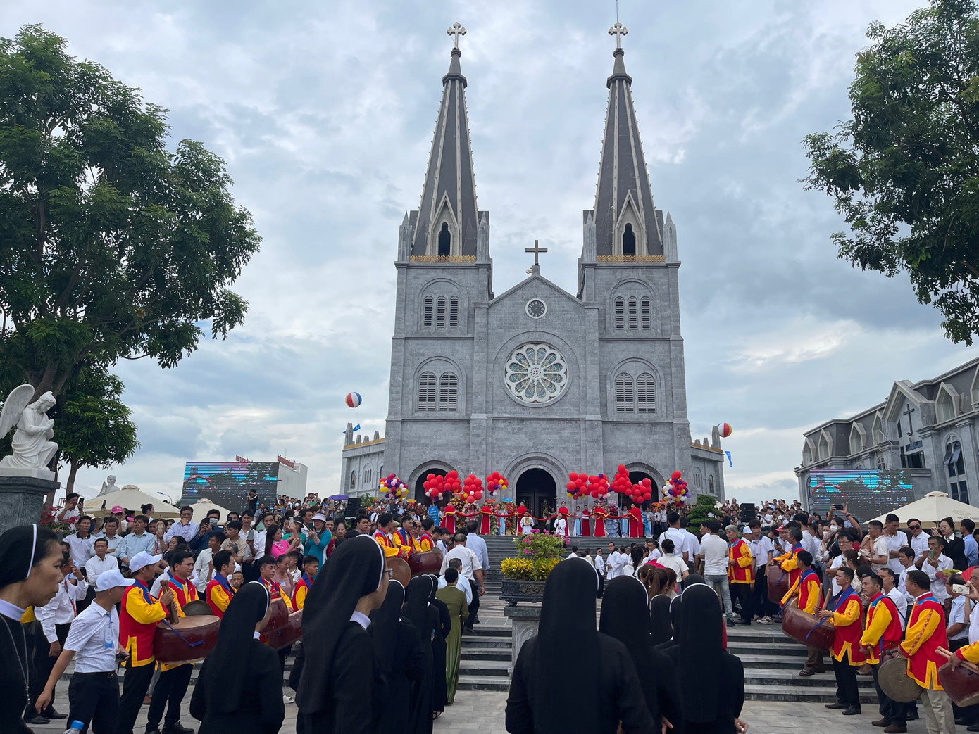 Ông Hồ An Phong, Phó Chủ tịch UBND tỉnh Quảng Bình, lãnh đạo các ban ngành và TP. Đồng Hới đến dự lễ và chúc mừng giáo xứ Tam Toà.