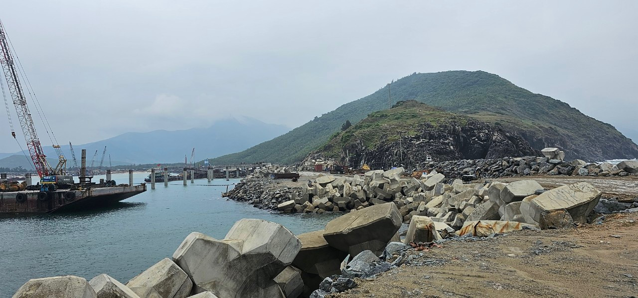 Dự án Nhiệt điện Quảng Trạch đang gấp rút thi công cảng nhập than. Dự án Nhiệt điện Quảng Trạch đang gấp rút thi công cảng nhập than.