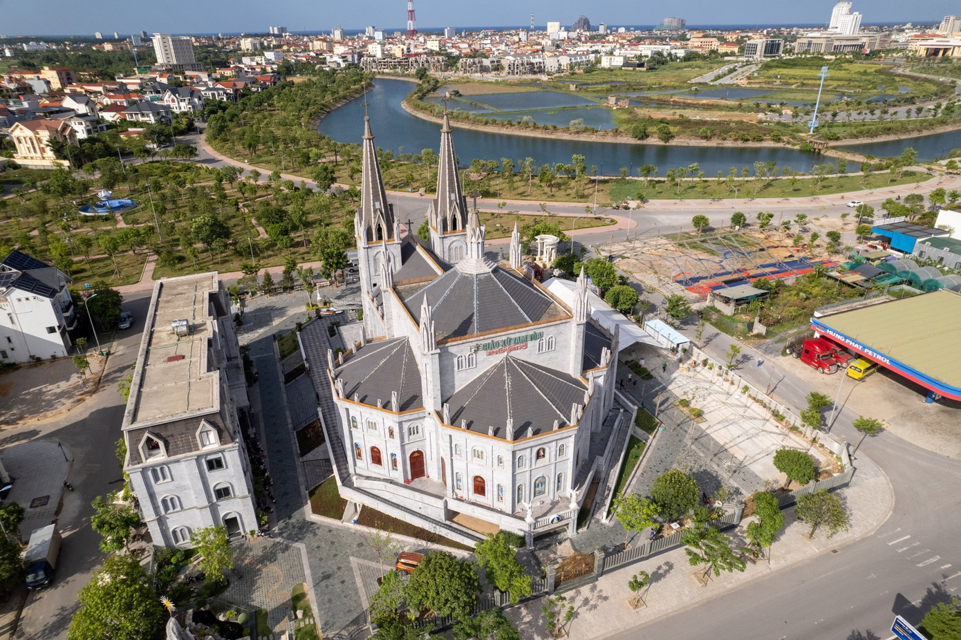 Giáo xứ Tam Tòa hình thành khoảng năm 1631, khi một số dân và binh lính tham gia xây dựng công trình phòng thủ Lũy Đồng Hới do Đào Duy Từ chỉ huy. Họ họp nhau lại thành một xóm đạo, được gọi là họ Đồng Hới hay họ Lũy. Đến năm 1886, họ đạo Tam Toà chính thức được thành lập, rồi thành giáo xứ, giáo hạt mang tên Tam Toà.