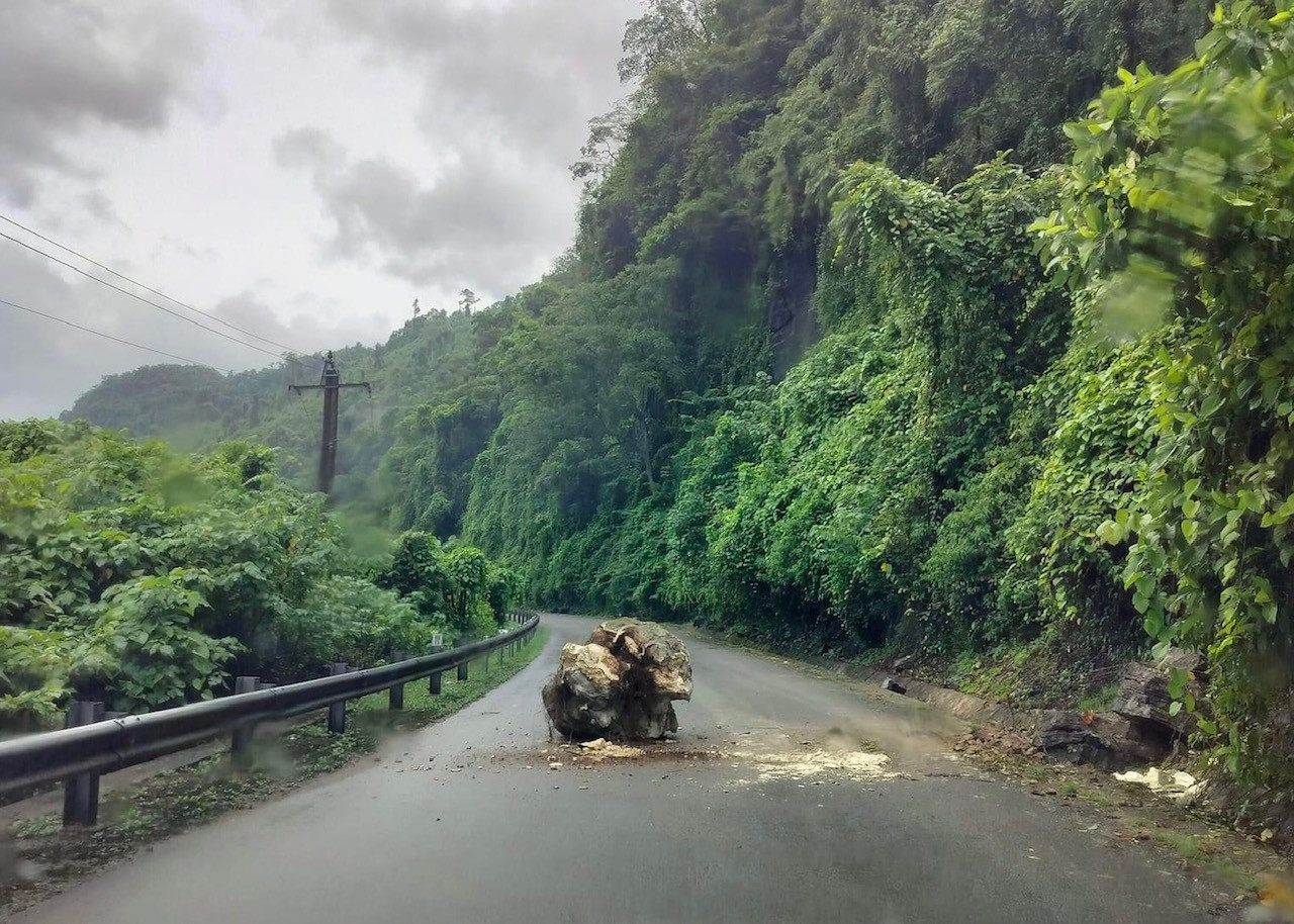 Tảng đá lớn rơi từ trên cao xuống chắn ngang đường