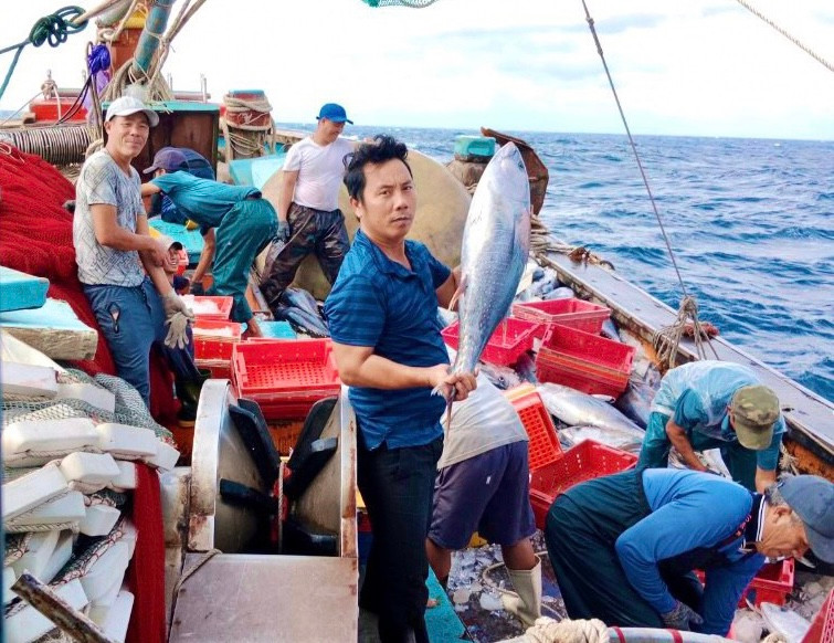 Anh Cảnh vui mừng khoe sản phẩm đánh bắt được. Anh Cảnh vui mừng khoe sản phẩm đánh bắt được.