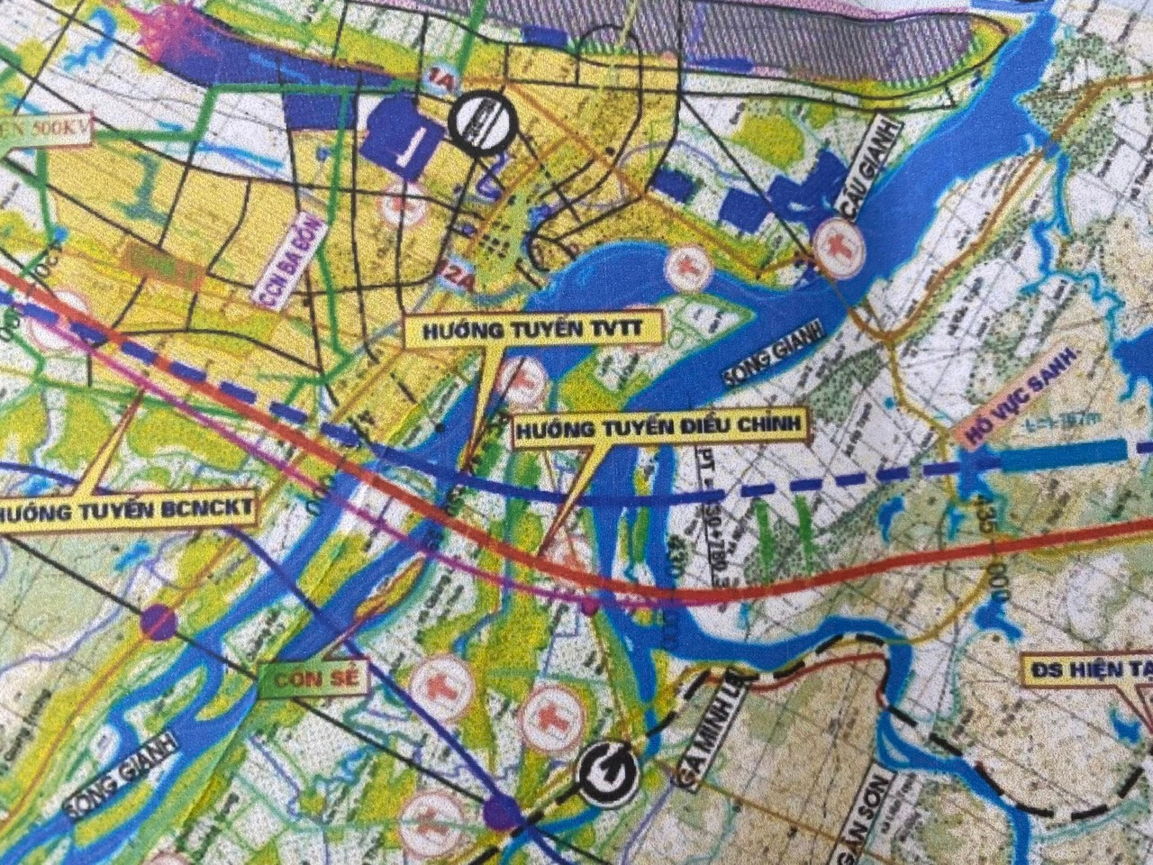 Đường màu đỏ là hướng tuyến điều chỉnh ĐSTĐC đoạn qua thị xã Ba Đồn, vượt sông Gianh và sông Son.