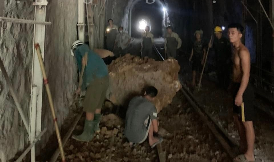 Một tảng đá lớn đã rơi xuống nền đường sắt Bắc - Nam. Một tảng đá lớn đã rơi xuống nền đường sắt Bắc - Nam.