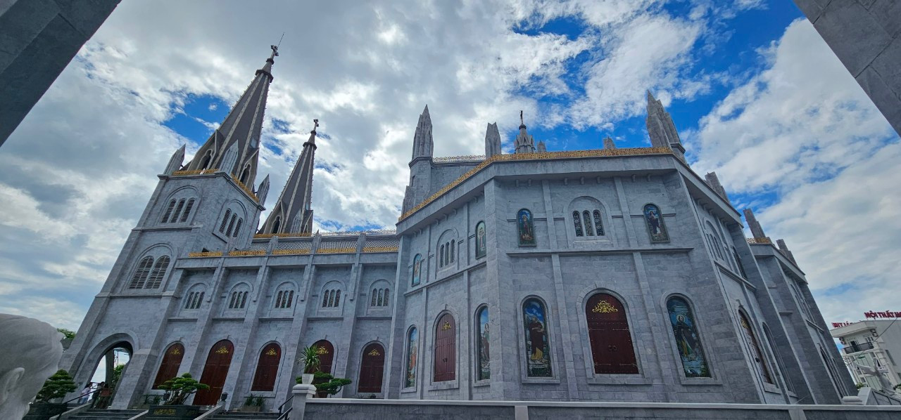 Thánh đường của Tam Toà xưa nằm cạnh cửa sông Nhật Lệ, thuộc phường Đồng Hải ngày nay. Trong chiến tranh chống Mỹ cứu nước, ngôi thánh đường này đã bị bom Mỹ đánh sập, chỉ còn lại một phần toà tháp phía trước và được tỉnh Quảng Bình công nhận là di tích lịch sử, chứng tích chiến tranh.