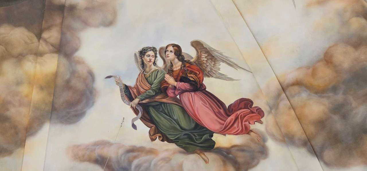 Điều đặc biệt, những bức hoạ trên trần của ngôi thánh đường do một giáo dân tự tay vẽ và cung hiến