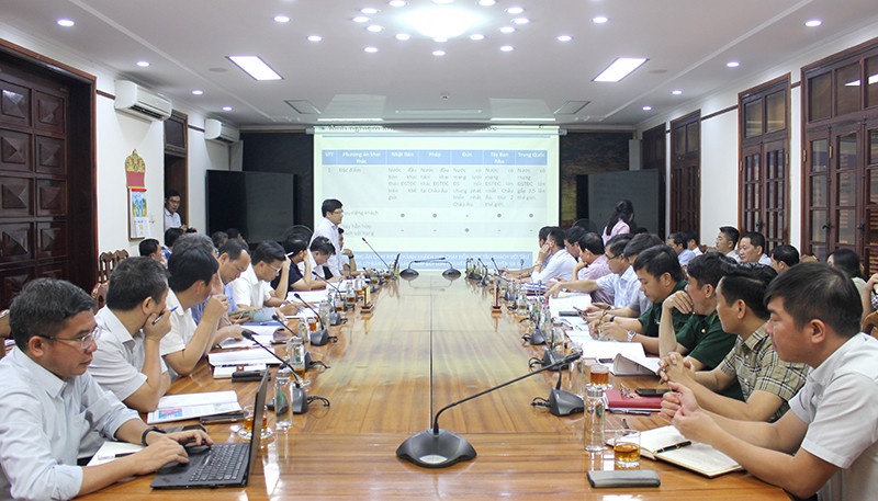 Các đại biểu thảo luận về hướng tuyến của ĐSTĐC đoạn qua Quảng Bình.