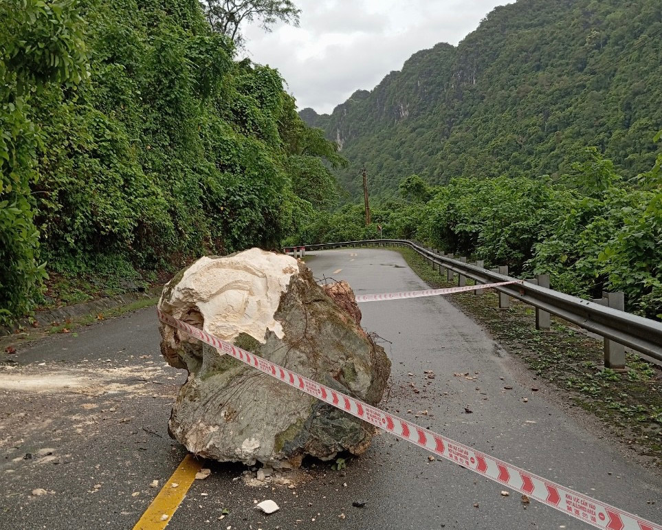 Đơn vị chức năng đã chăng dây cảnh báo, đợi xe chuyên dụng đến xử lí