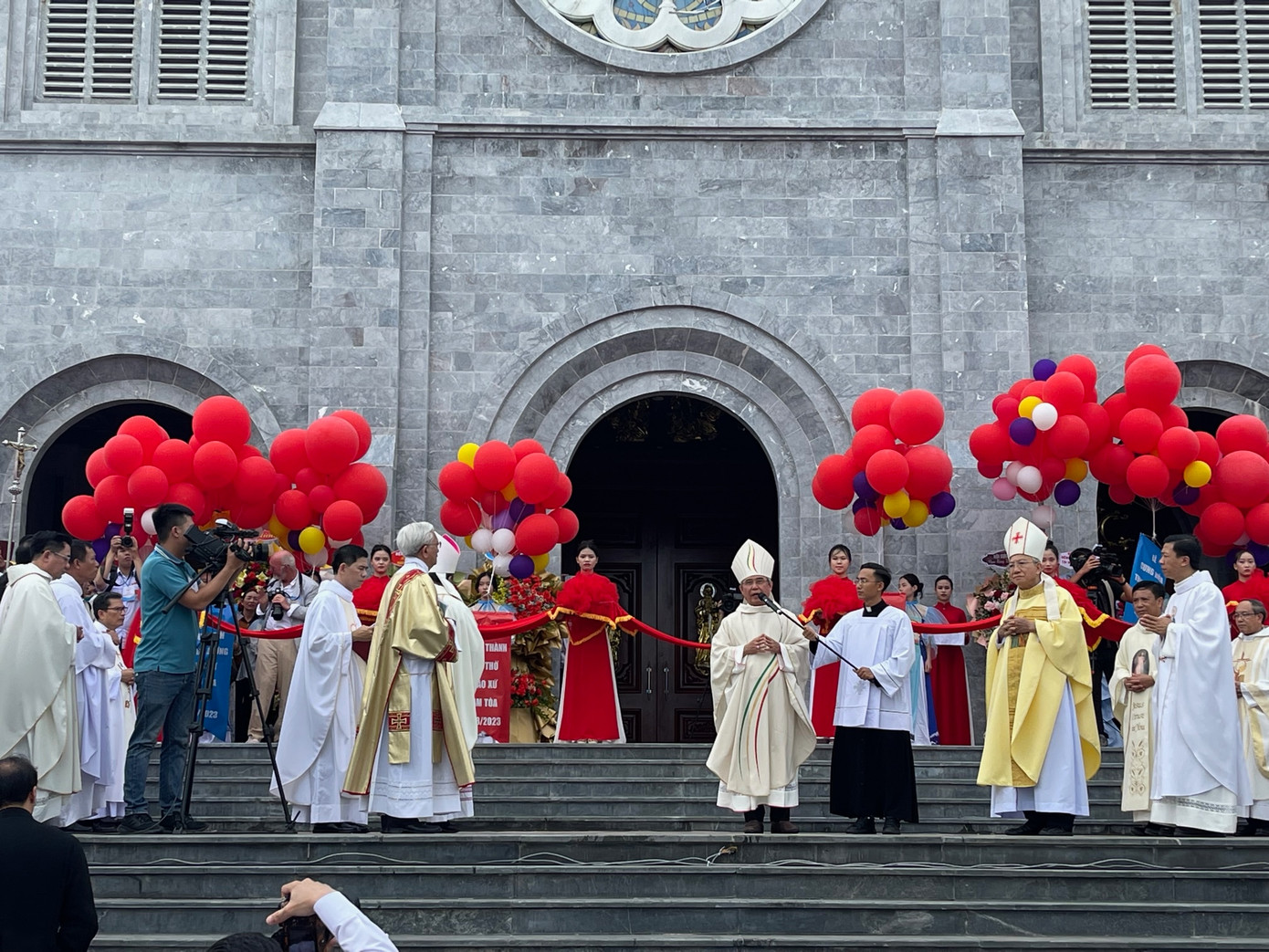 Chủ trì buỗi lễ là Đức Giám mục địa phận Hà Tĩnh Louis Nguyễn Anh Tuấn, cùng 60 linh mục đến từ khắp cả nước, các quan khách và giáo dân xứ Tam Toà và các xứ lân cận.