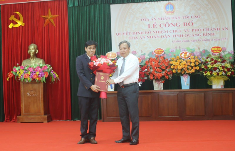 Phó Chánh án TAND Tối cao trao quyết định cho ông Võ Bá Lưu