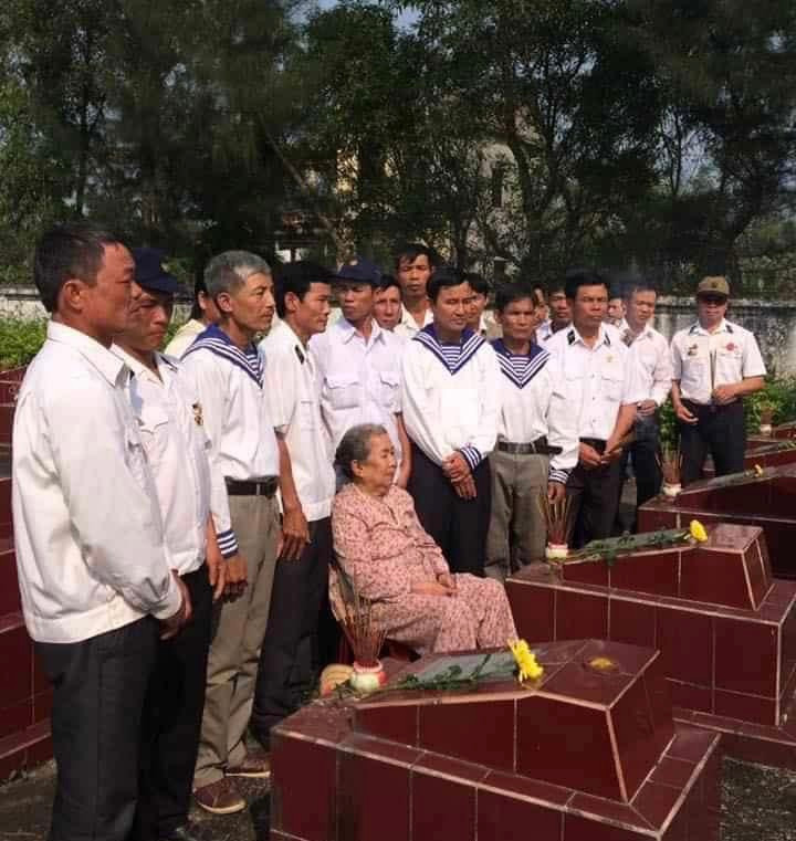 Các cựu binh Gạc Ma quây quần bên mẹ Đức trước ngôi mộ của Anh hùng liệt sỹ Trần Văn Phương