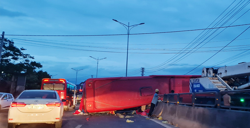 Chiếc xe bị lật vắt ngang trên dải phân cách của QL 1A