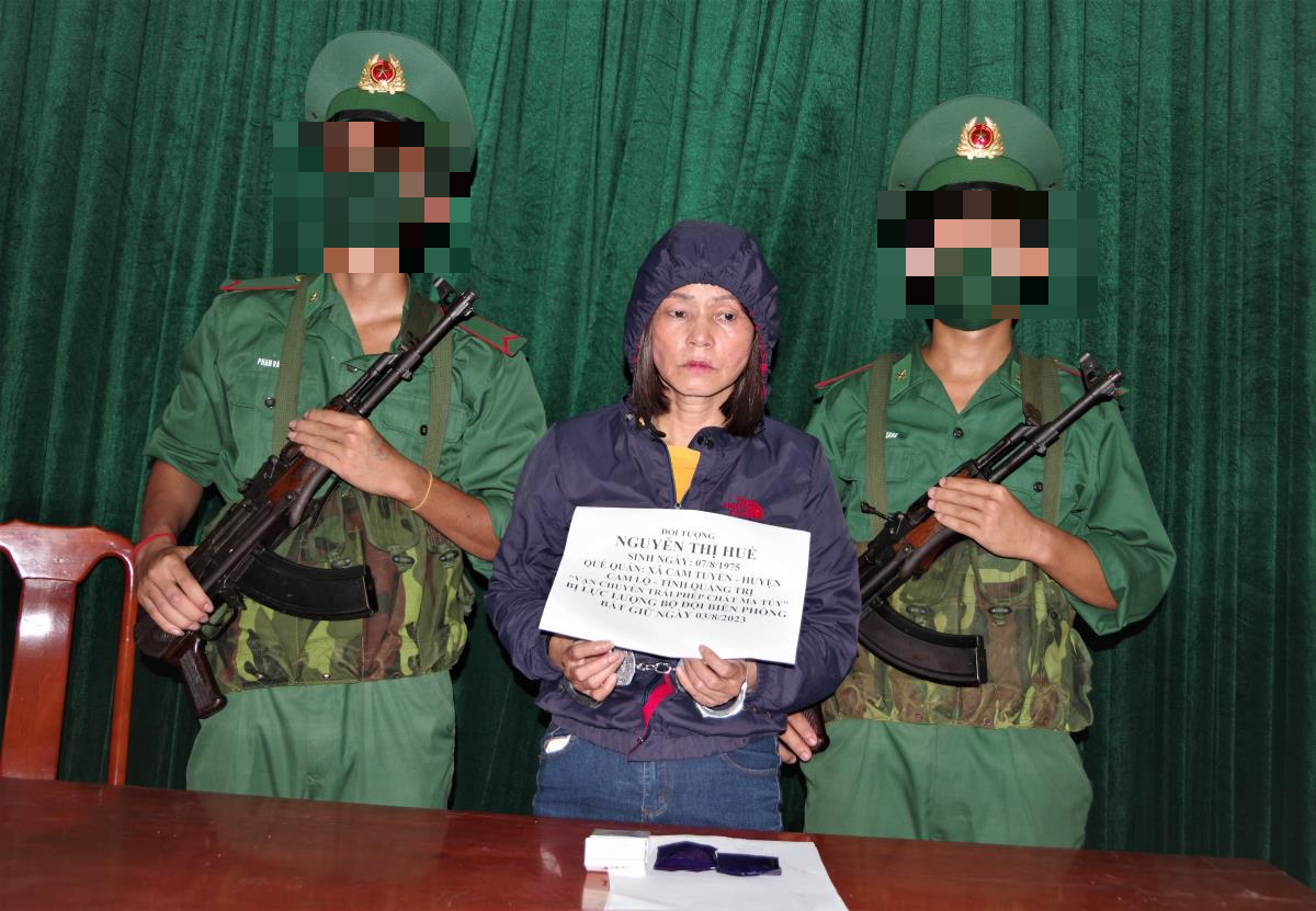 Đối tượng Nguyễn Thị Huế bị lực lượng chức năng bắt giữ khi mang 304 viên ma tuý từ Quảng Trị ra Quảng Bình để tiêu thụ.