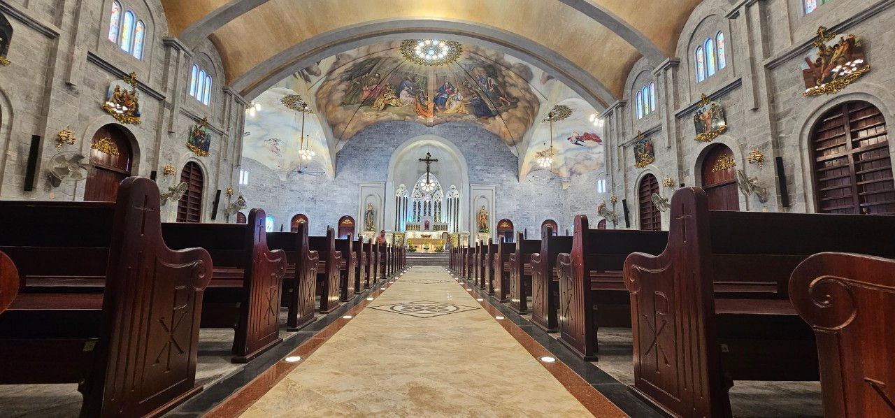 Ngôi thánh đường này được cha quản xứ Tam Toà Trần Văn Thành cho xây dựng mất hơn 7 năm. Toàn bộ ngôi thánh đường được ốp đá tự nhiên