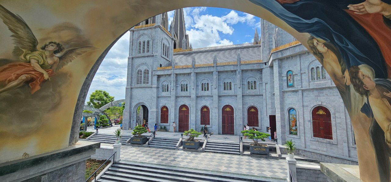 Ngôi thánh đường sau khi hoàn thành, không chỉ là nơi hành lễ của giáo xứ Tam Toà mà còn là một địa chỉ tham quan của du khách khi đến TP. Đồng Hới (Quảng Bình).