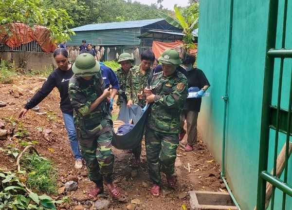 Sau khi gây mê, các cá thể hổ được di chuyển đến phòng thu y để thăm khám và lẫy mẫu xét nghiệm Sau khi gây mê, các cá thể hổ được di chuyển đến phòng thu y để thăm khám và lẫy mẫu xét nghiệm