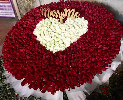 Bó hồng cầu hôn phải dùng xe tải chở của chàng trai Hà Nội ảnh 1