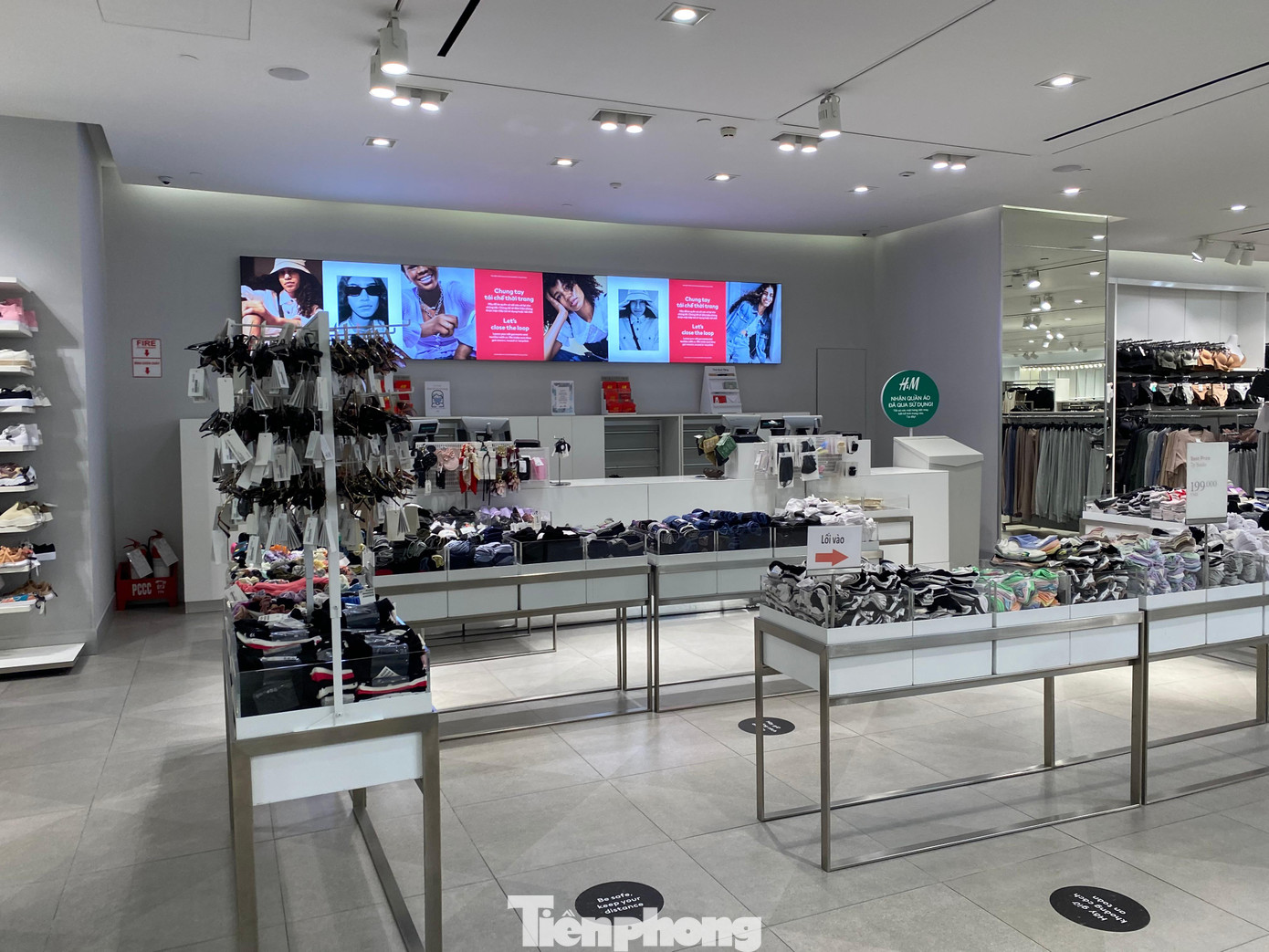 Quầy thanh toán cũng không bóng người